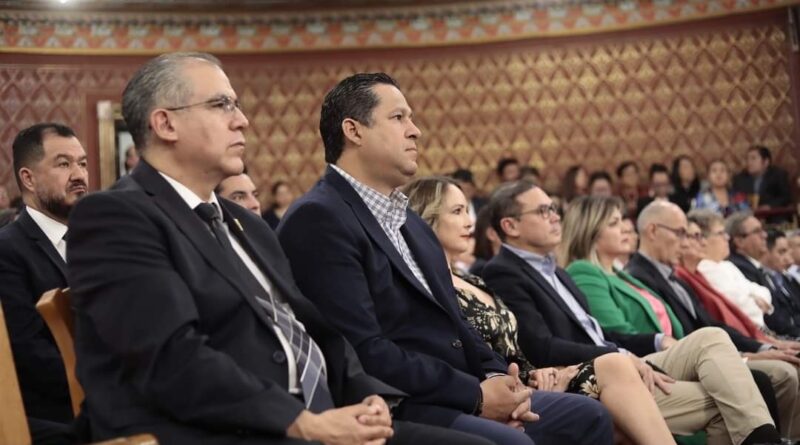 Gobernador del Estado premia a ganador del concurso del himno del Estado de Guanajuato